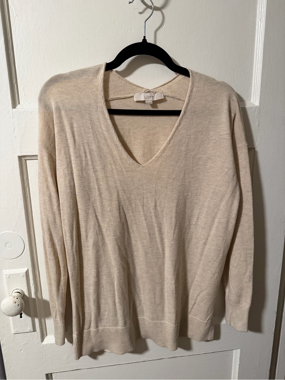 LOFT Cream V-Neck Lightweight Knit Sweater Women's Small Relaxed Fit Long Sleeve